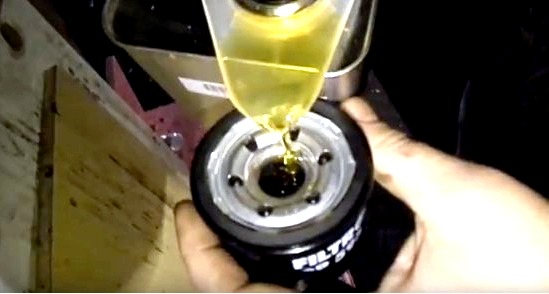 ungerea garniturii din cauciuc a filtrului de ulei